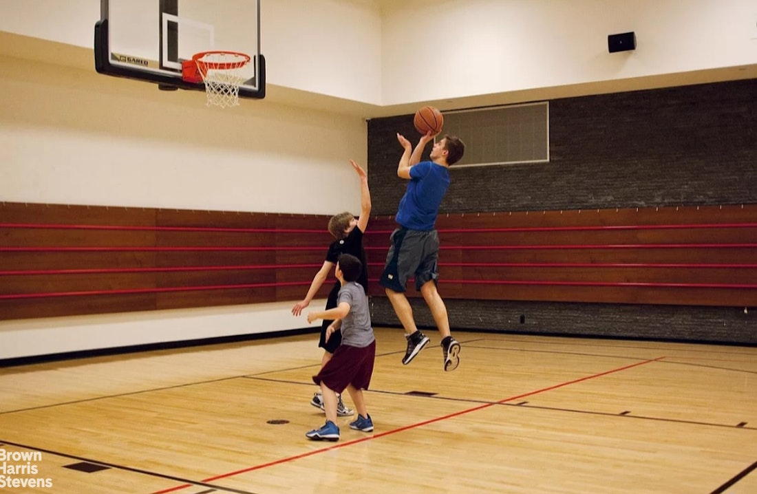 50 Riverside Boulevard, Unit 3H Manhattan, NY 10069 - Photo 17 of 21 a view of entryway and hall with wooden floor