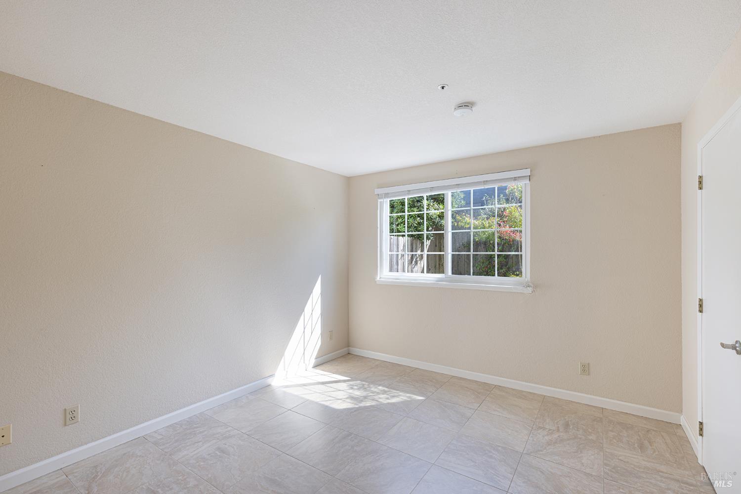 2773 Elks Way Napa, CA 94558 - Photo 23 of 39 an empty room with a window