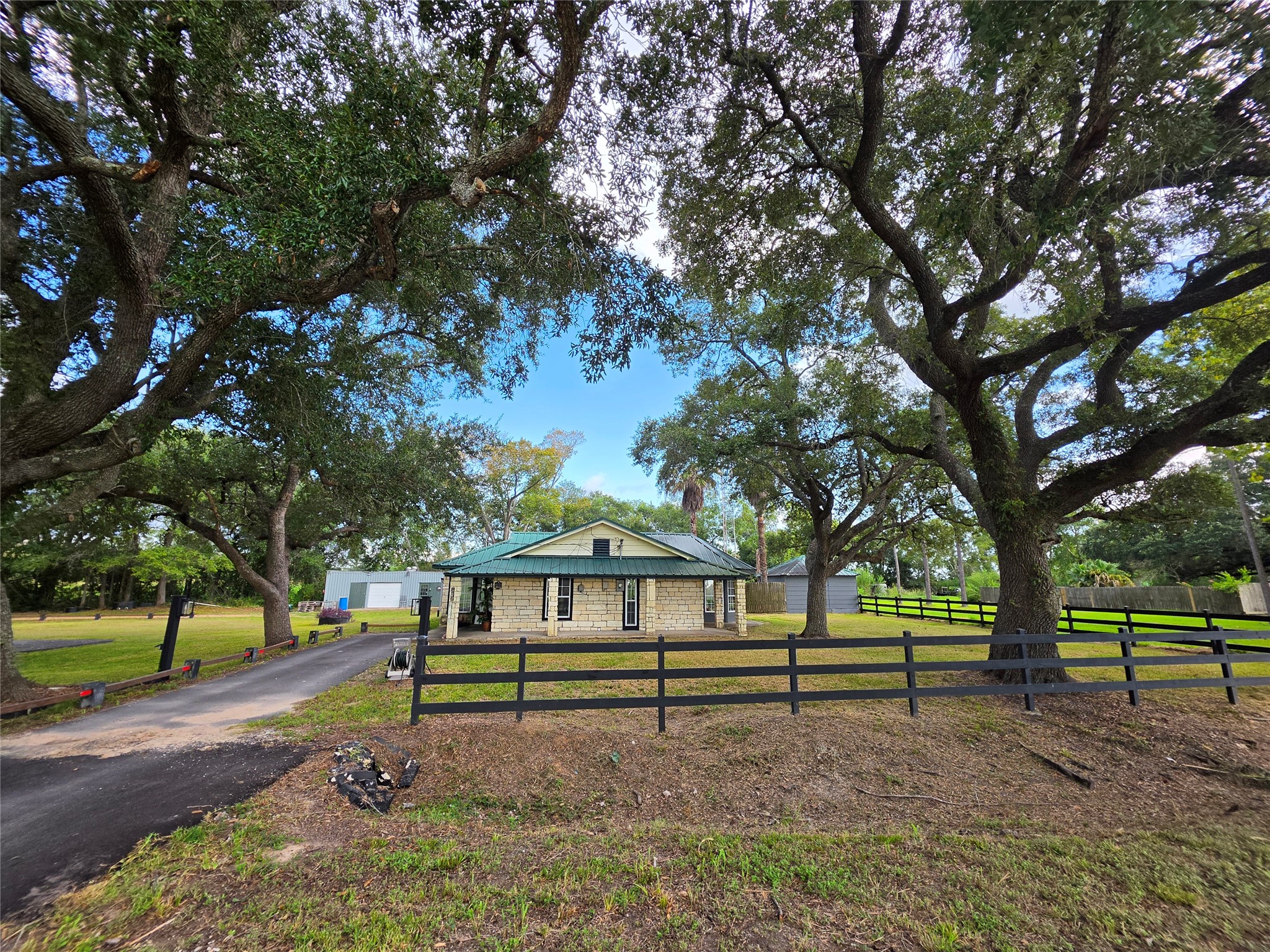 8435 Peters Road Manvel, TX 77578 - Photo 3 of 19 Gallery Image 3