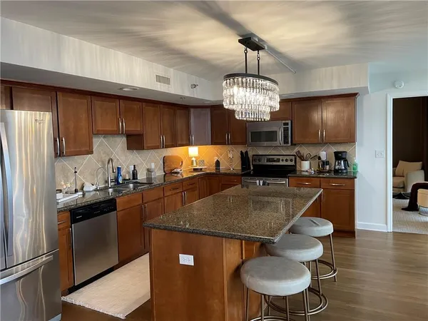 $399,900 | 600 Admiral Boulevard, Unit 1505, Kansas City, MO 64106