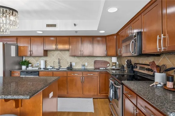 $399,900 | 600 Admiral Boulevard, Unit 1505, Kansas City, MO 64106