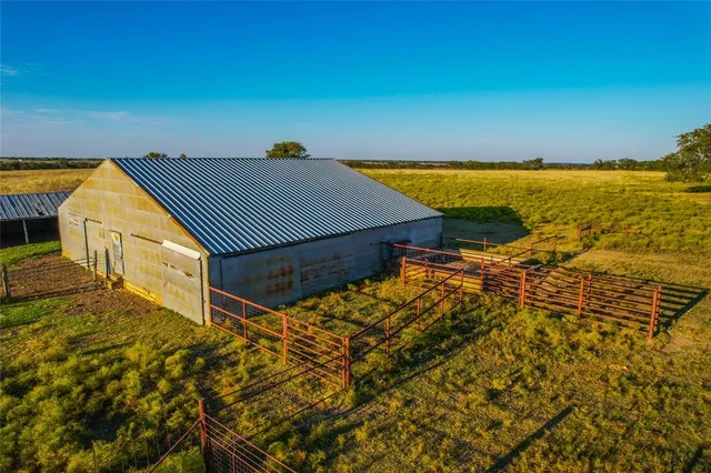 $1,000,000 | 515 County Road 262, Crawford, TX 76638