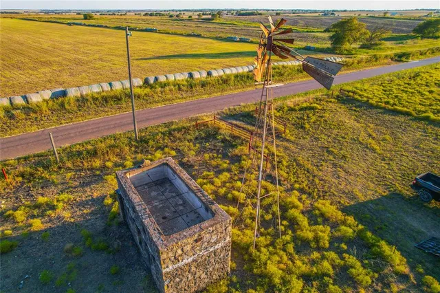 $1,000,000 | 515 County Road 262, Crawford, TX 76638
