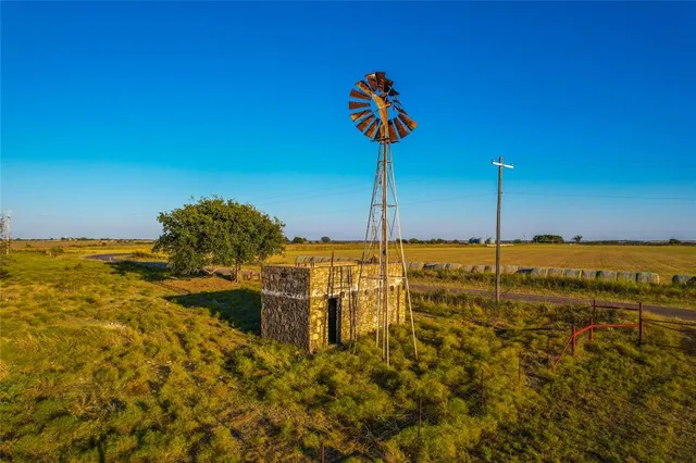 $1,000,000 | 515 County Road 262, Crawford, TX 76638