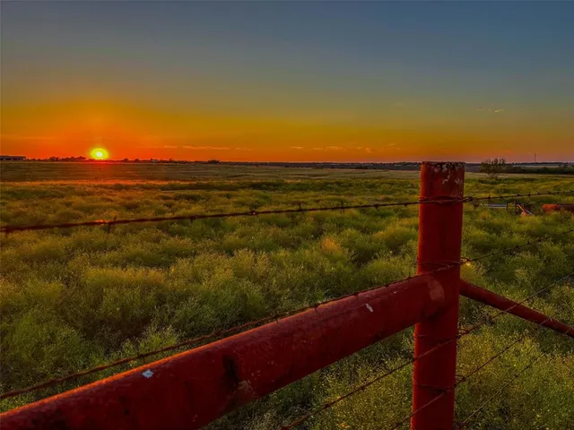 $1,000,000 | 515 County Road 262, Crawford, TX 76638