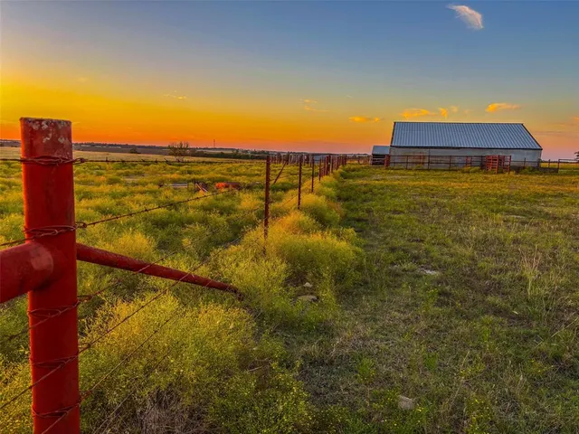 $1,000,000 | 515 County Road 262, Crawford, TX 76638
