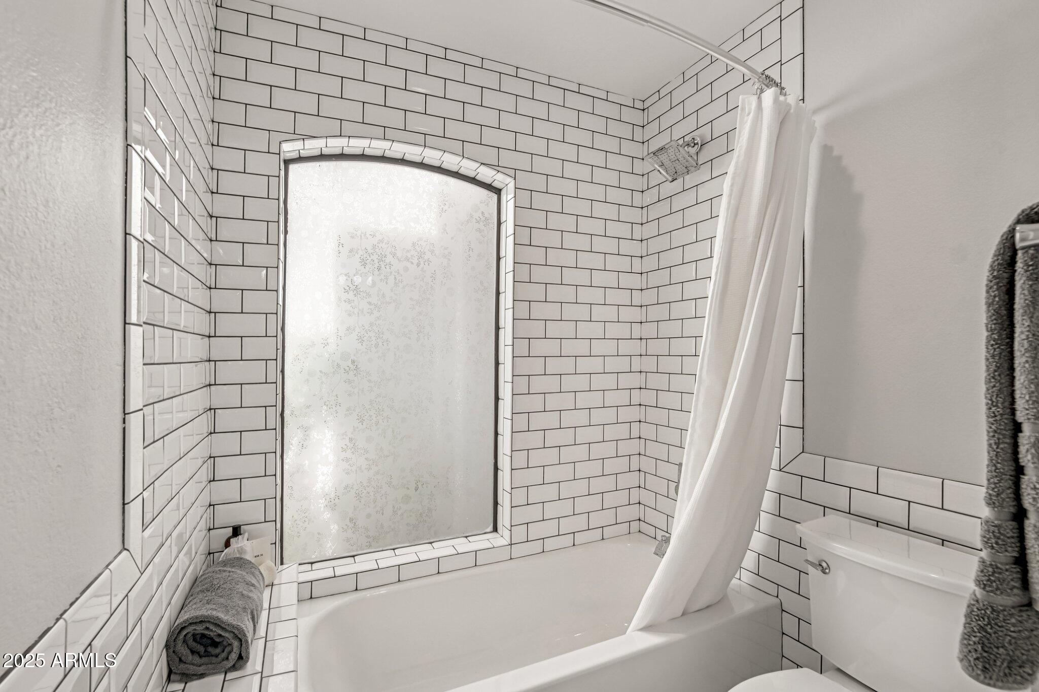 2626 East Arizona Biltmore Circle, Unit 14 Phoenix, AZ 85016 - Photo 21 of 52 Downstairs Master EnSuite Bathroom