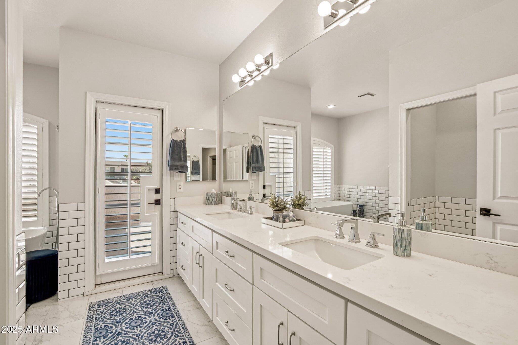 2626 East Arizona Biltmore Circle, Unit 14 Phoenix, AZ 85016 - Photo 26 of 52 Primary Ensuite Bathroom