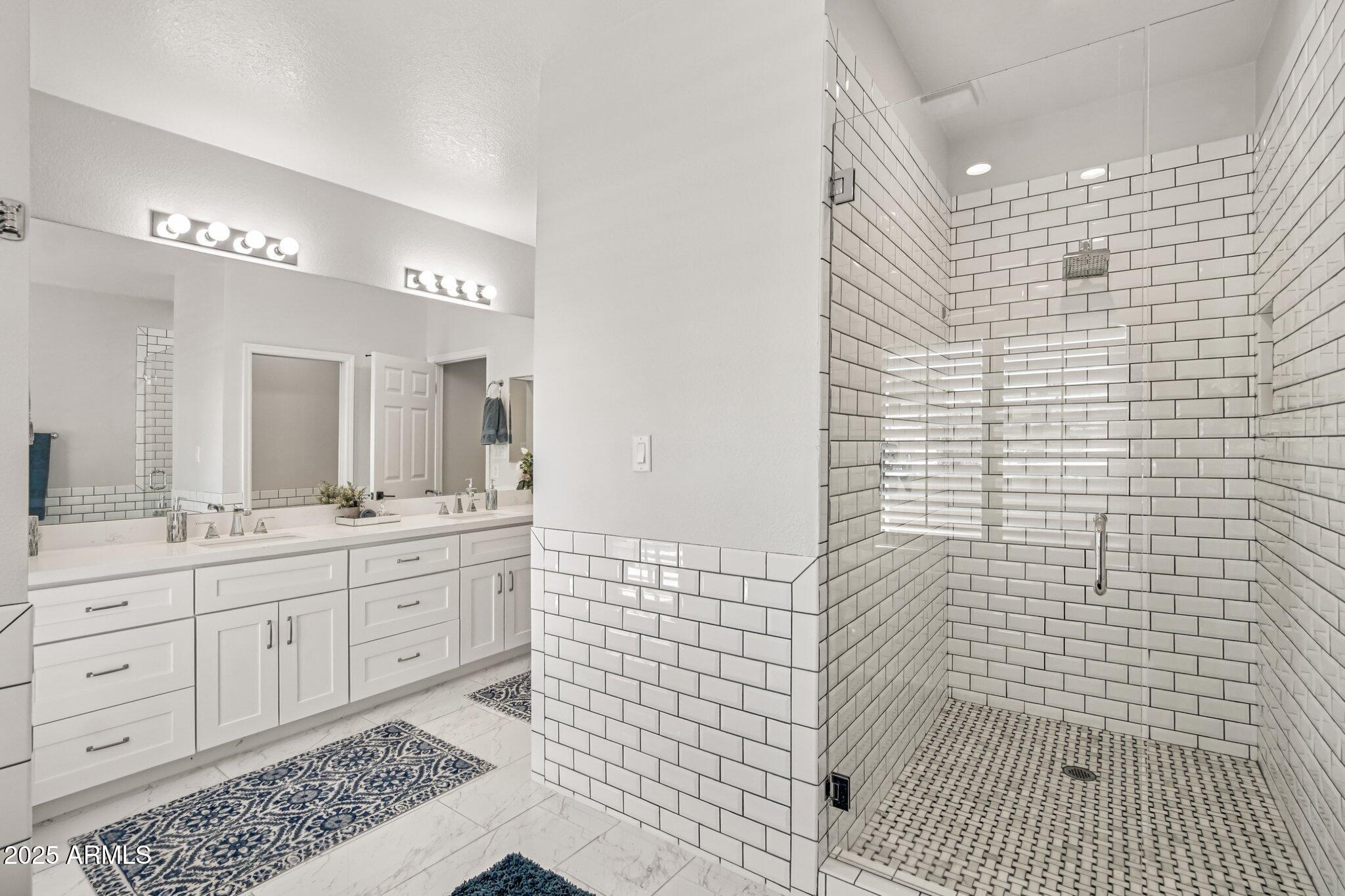 2626 East Arizona Biltmore Circle, Unit 14 Phoenix, AZ 85016 - Photo 27 of 52 Primary Ensuite Bathroom