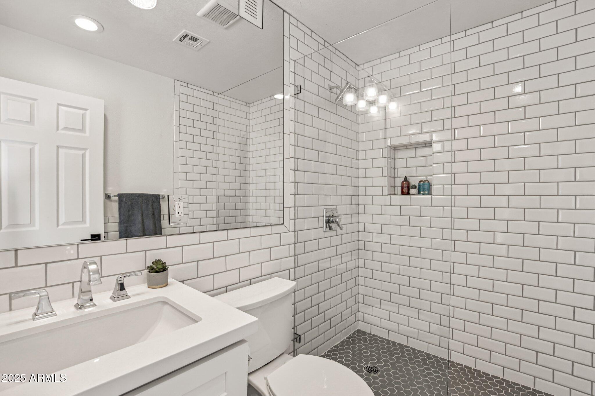 2626 East Arizona Biltmore Circle, Unit 14 Phoenix, AZ 85016 - Photo 33 of 52 2nd Bedroom with Ensuite Bathroom