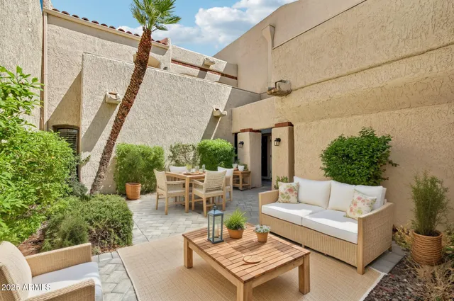 $1,325,000 | 2626 East Arizona Biltmore Circle, Unit 14, Phoenix, AZ 85016