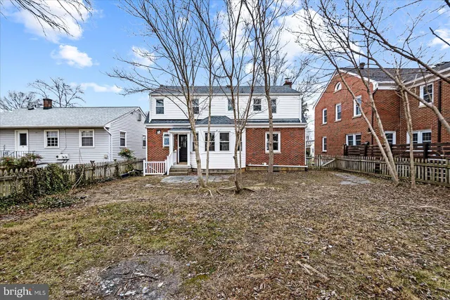 a view of a yard in front of a house