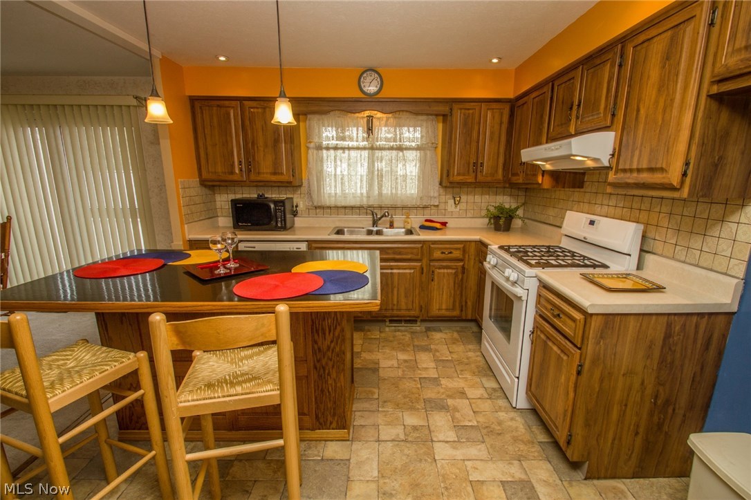 6480 State Road, Unit F17 Parma, OH 44134 - Photo 10 of 31 Kitchen with all appliances