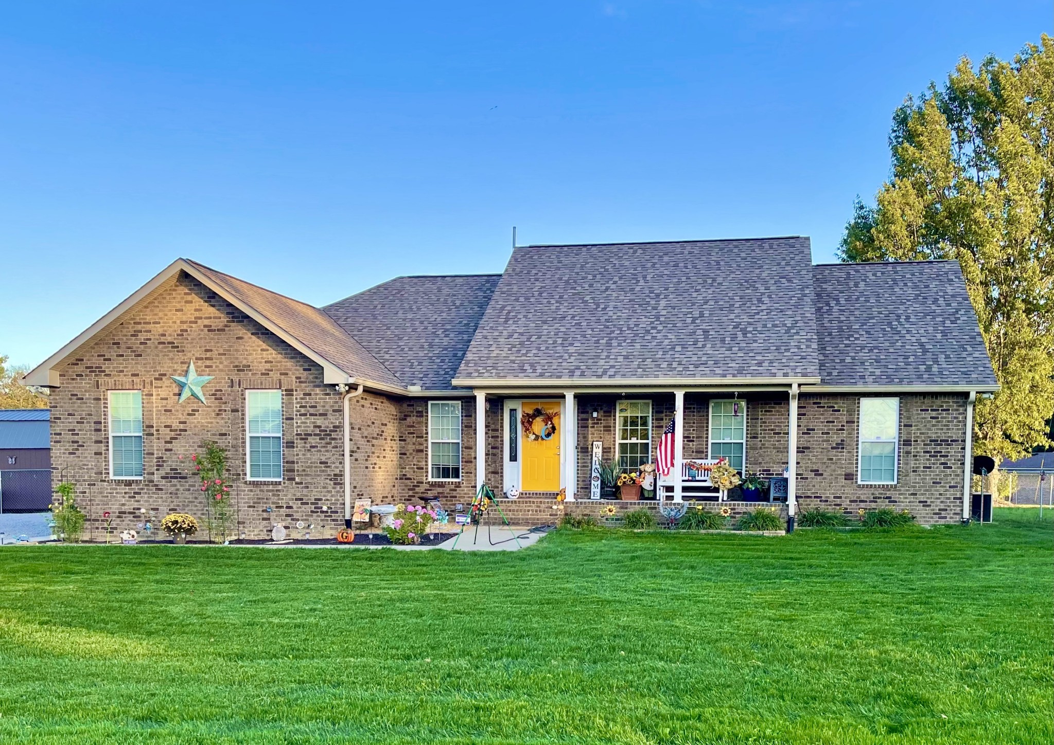 8990 New Chapel Road Springfield, TN 37172 - Photo 1 of 25 a front view of a house with a garden and porch