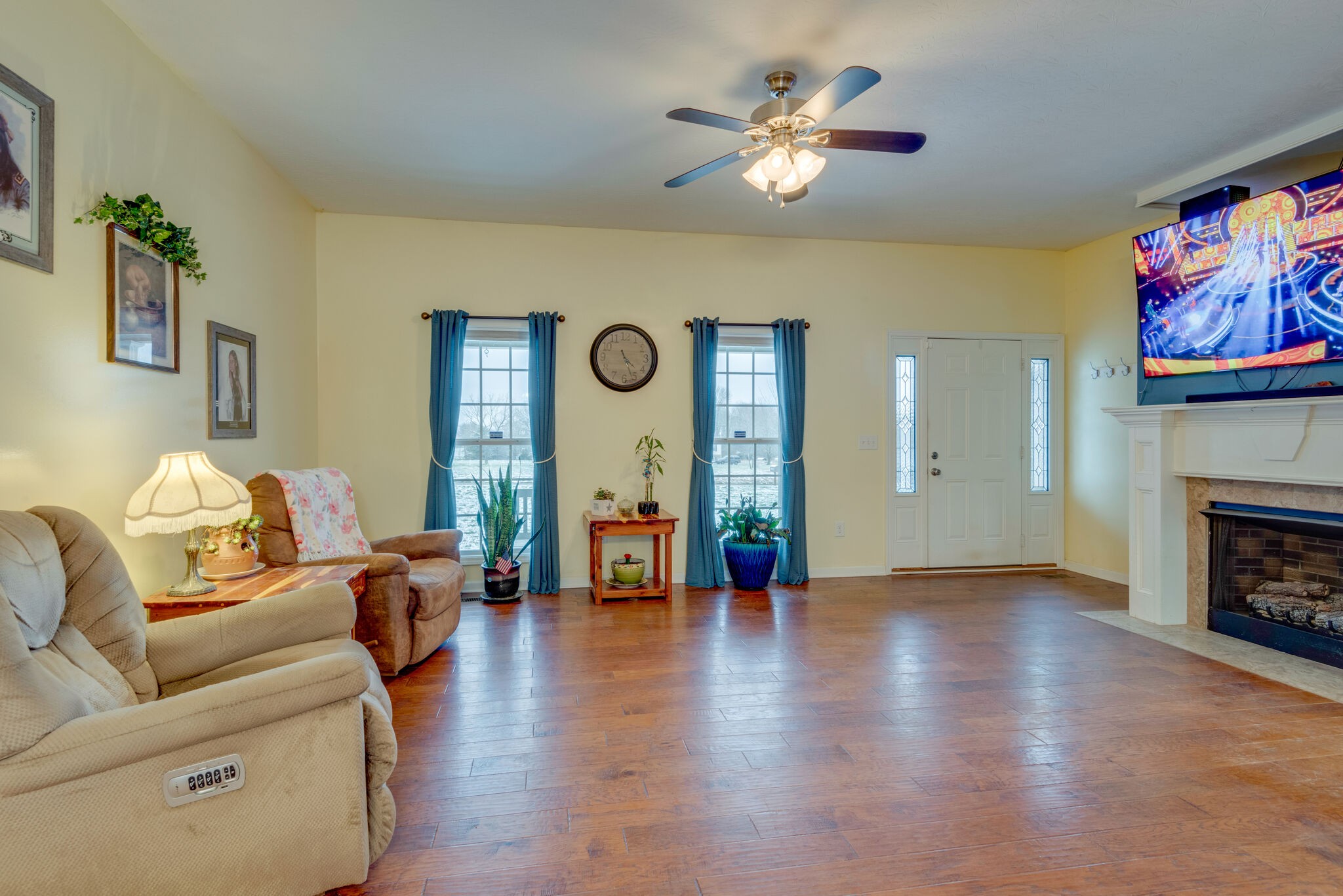 8990 New Chapel Road Springfield, TN 37172 - Photo 4 of 25 a living room with furniture chandelier and a fireplace