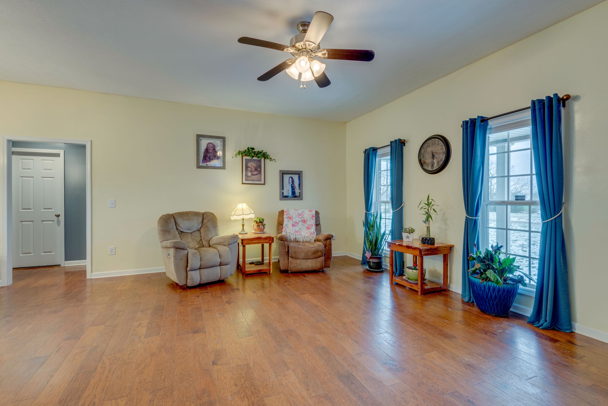 8990 New Chapel Road Springfield, TN 37172 - Photo 5 of 25 a living room with furniture and a window
