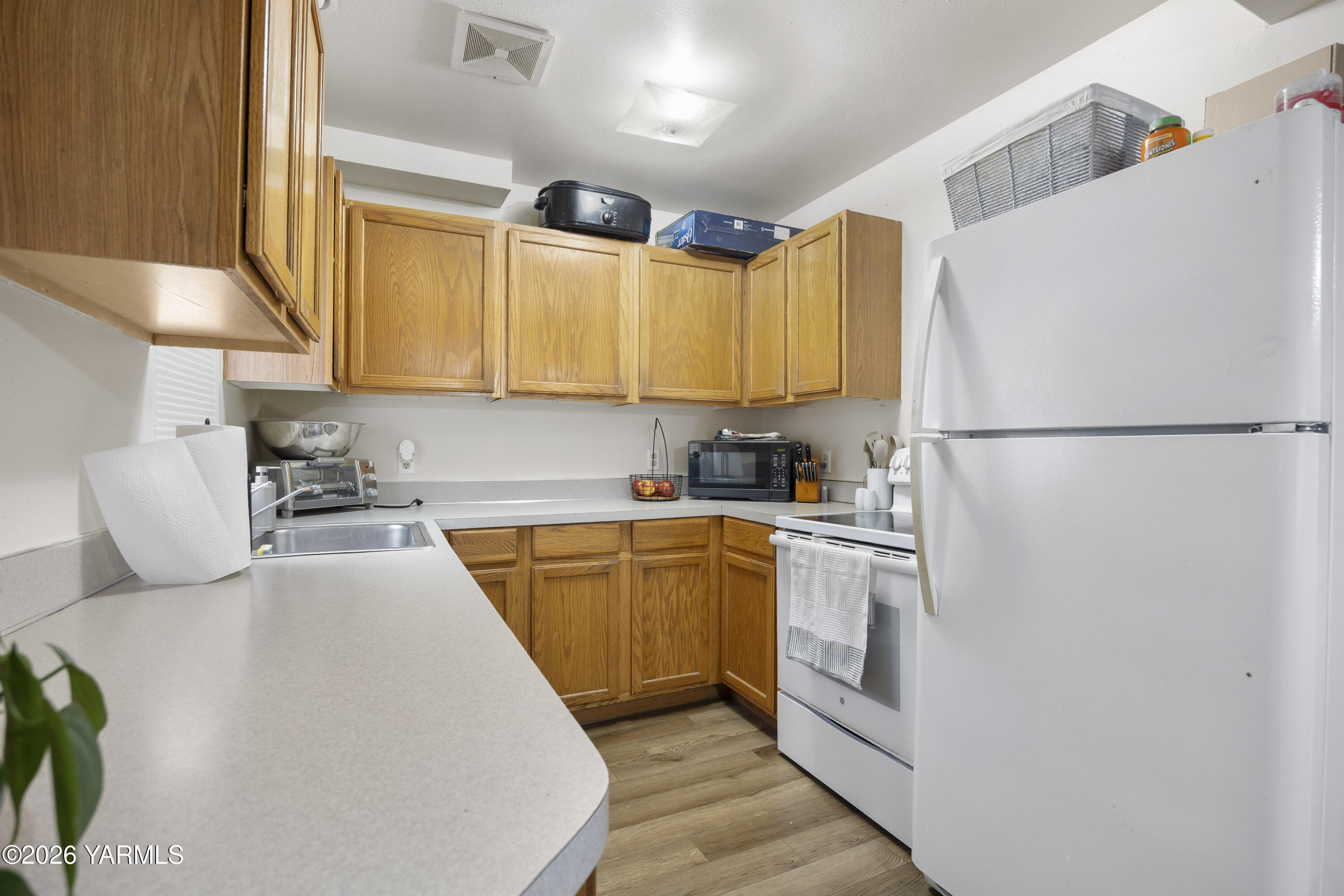 301 East 3rd Street Granger, WA 98932 - Photo 6 of 43 301 E 3rd St 1.22.26 Unit 5 2