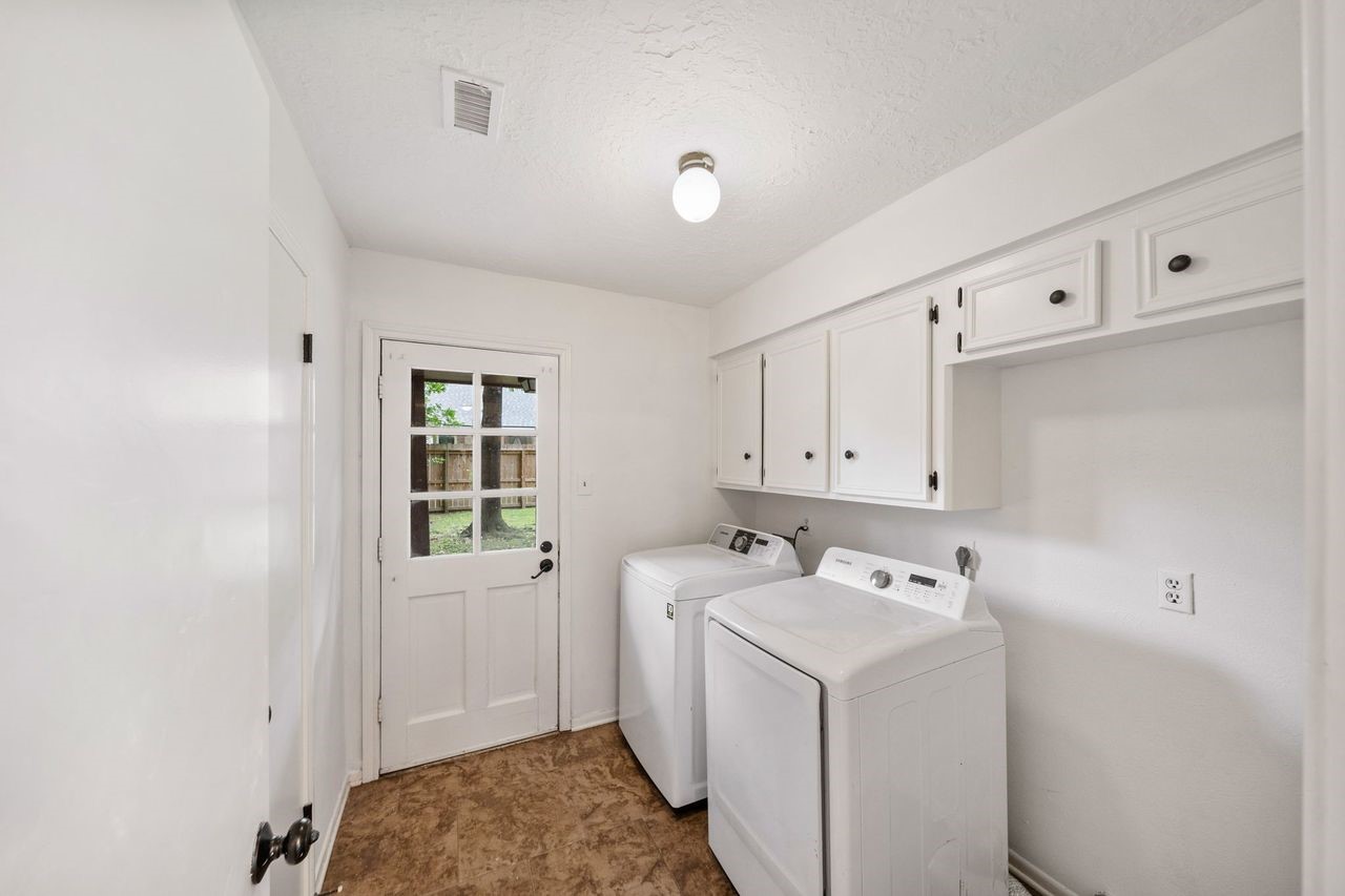 8 Flint Street Conroe, TX 77301 - Photo 18 of 21 Laundry Room