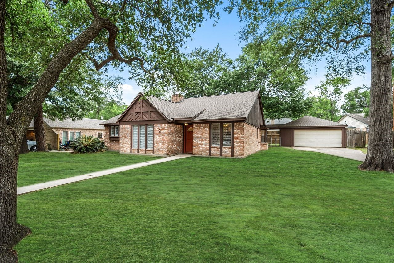 8 Flint Street Conroe, TX 77301 - Photo 2 of 21 Front