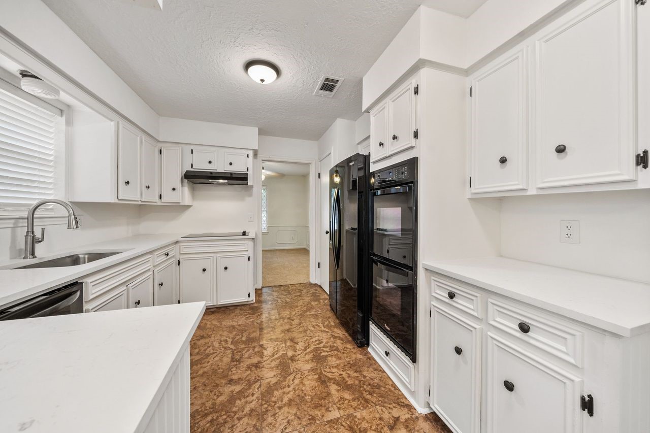 8 Flint Street Conroe, TX 77301 - Photo 3 of 21 Kitchen