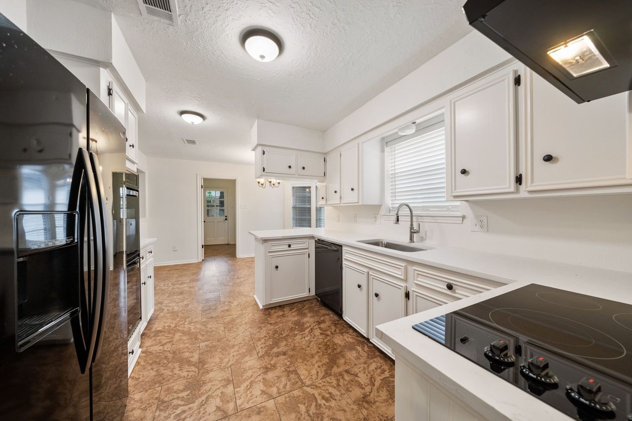 8 Flint Street Conroe, TX 77301 - Photo 4 of 21 Kitchen