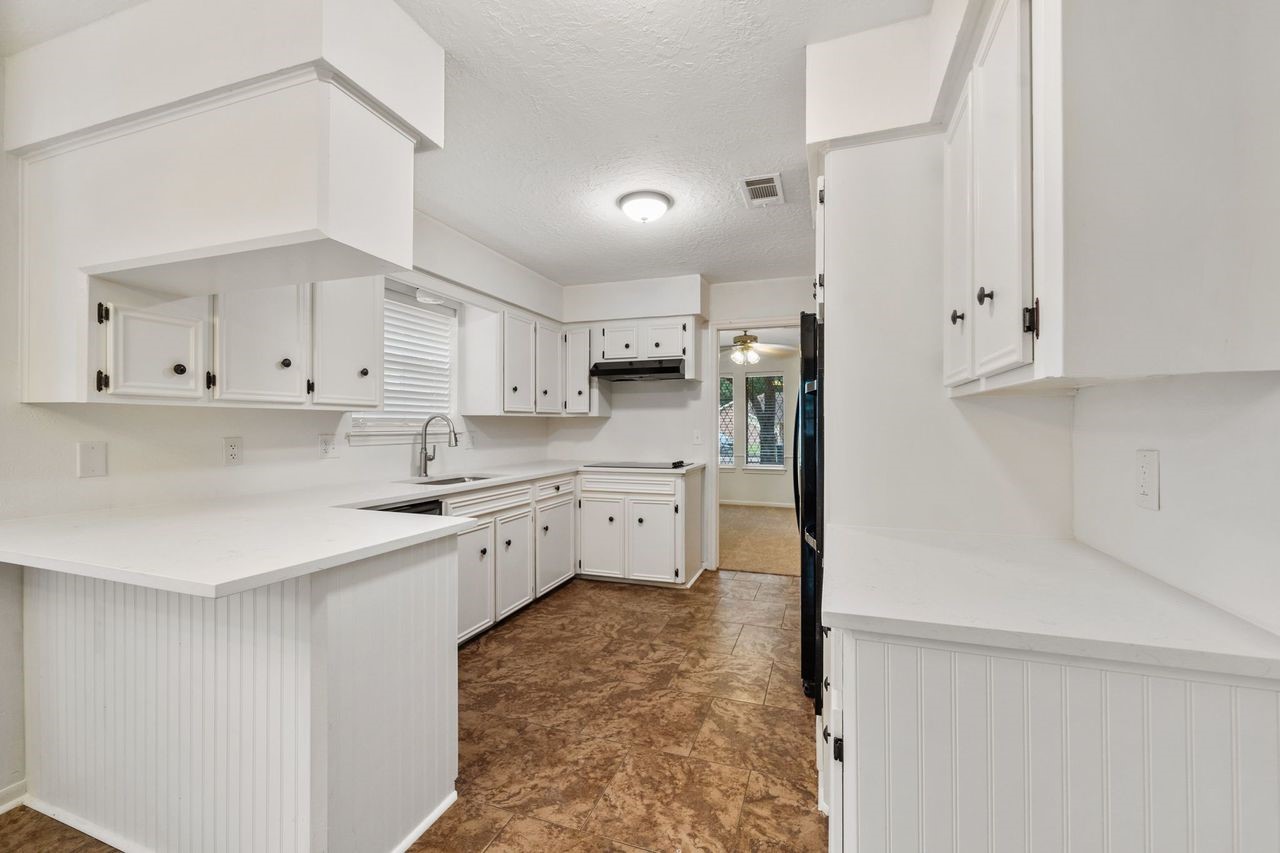 8 Flint Street Conroe, TX 77301 - Photo 5 of 21 Kitchen