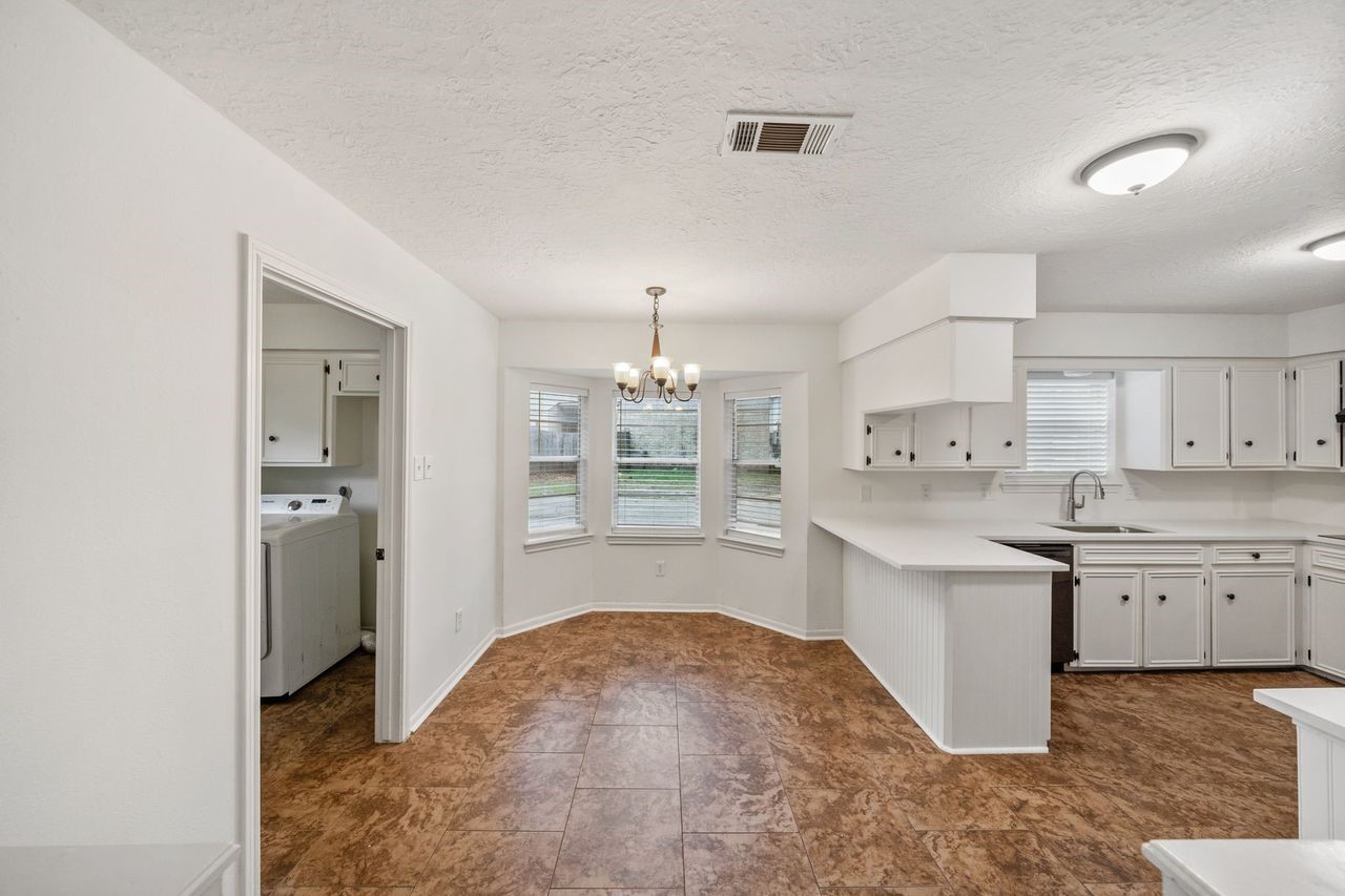 8 Flint Street Conroe, TX 77301 - Photo 6 of 21 Breakfast Area