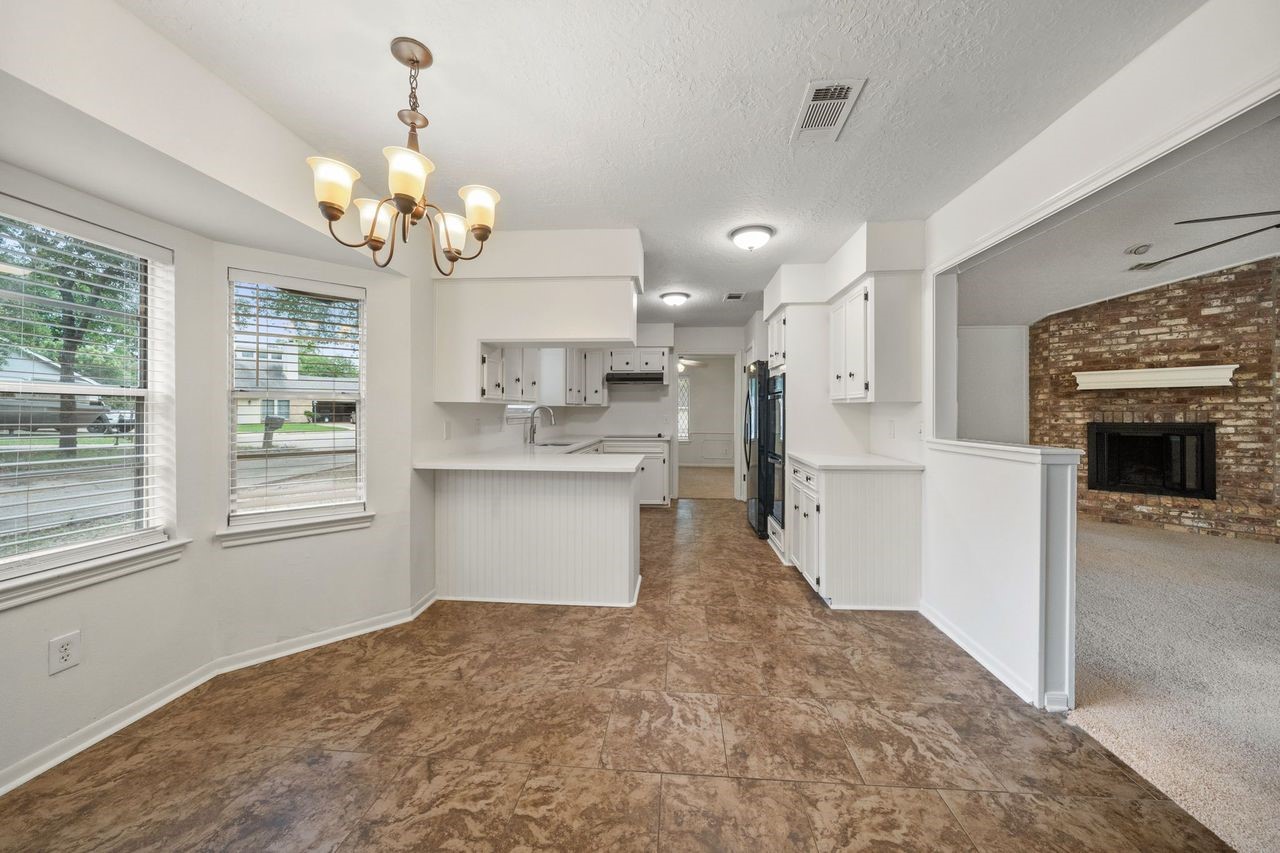 8 Flint Street Conroe, TX 77301 - Photo 7 of 21 Breakfast Area
