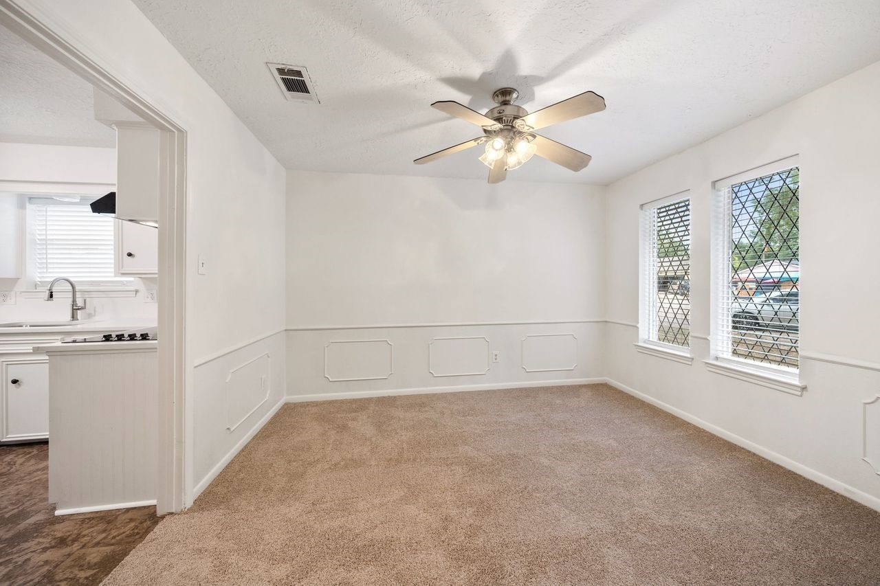 8 Flint Street Conroe, TX 77301 - Photo 10 of 21 Dining Room