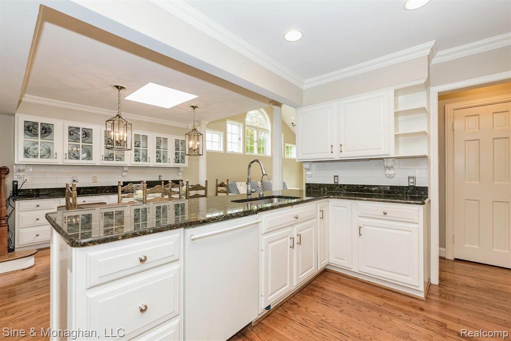 342 Touraine Road Grosse Pointe Farms, MI 48236 - Photo 10 of 49