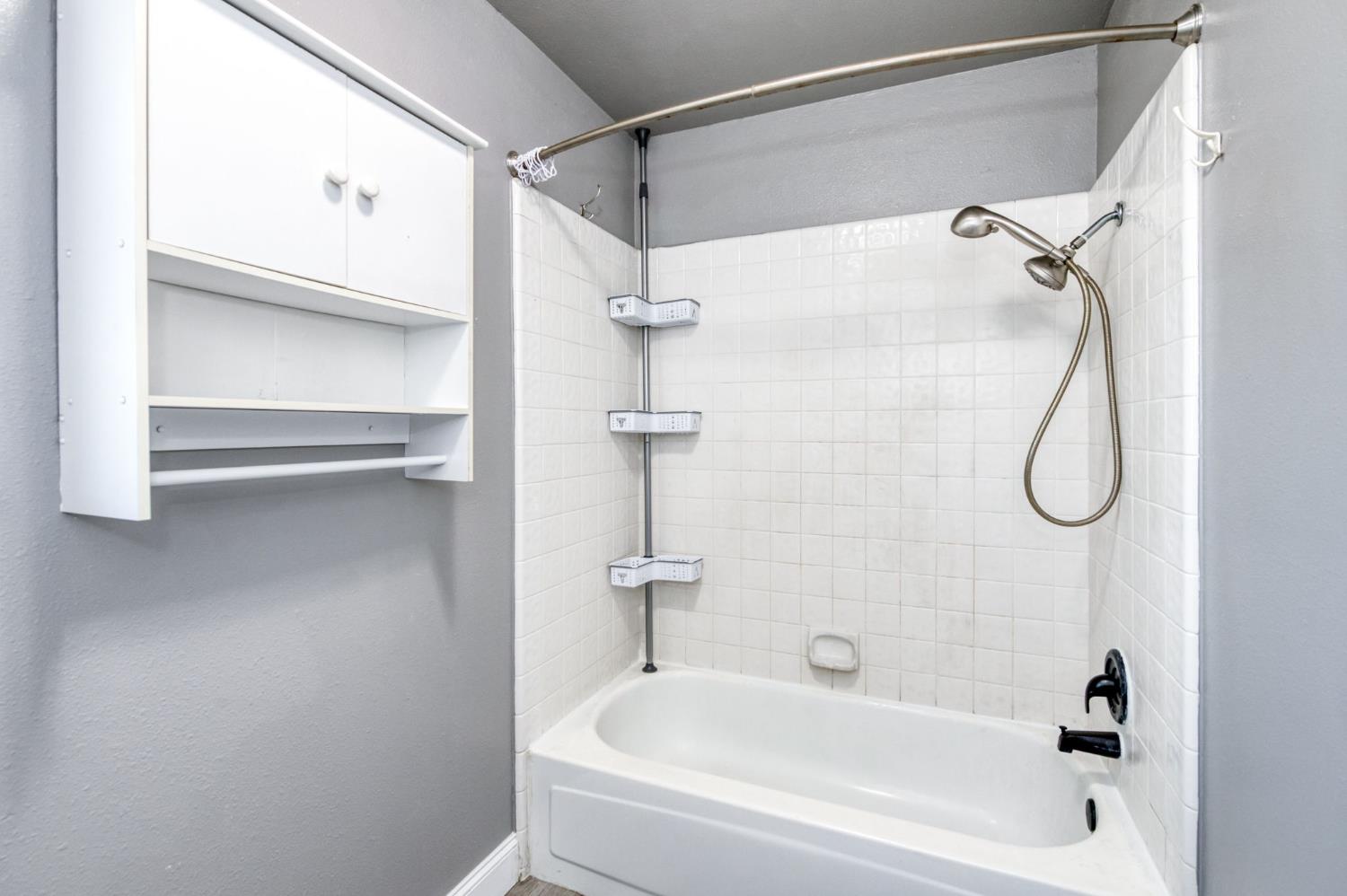 3040 Boulder Avenue Madera, CA 93637 - Photo 26 of 50 a bathroom with a bath tub with a shower