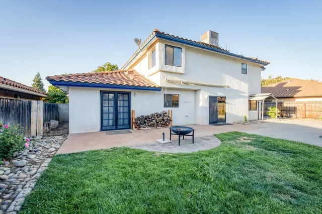 an aerial view of a house having yard