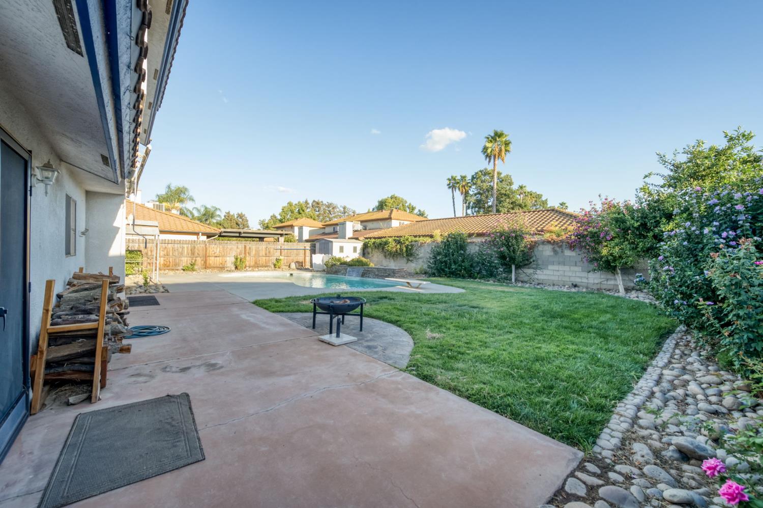 3040 Boulder Avenue Madera, CA 93637 - Photo 38 of 50 a view of a patio with table and chairs and potted plants