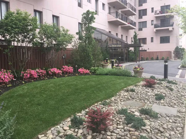 a view of a pathway with house on both side