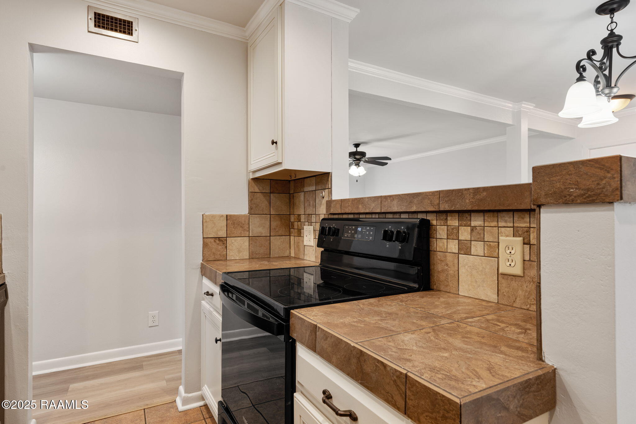 220 Doucet Road, Unit 203A Lafayette, LA 70503 - Photo 11 of 17 12-web-or-mls-220 Doucet Rd 223A-12