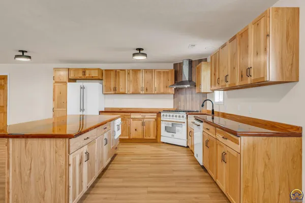 $450,000 | 23586 Highway 4, Eskridge, KS 66423