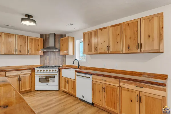 $450,000 | 23586 Highway 4, Eskridge, KS 66423