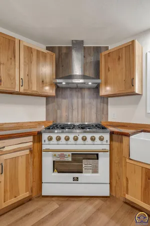 $450,000 | 23586 Highway 4, Eskridge, KS 66423