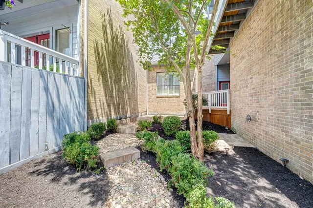 a view of a pathway with a house