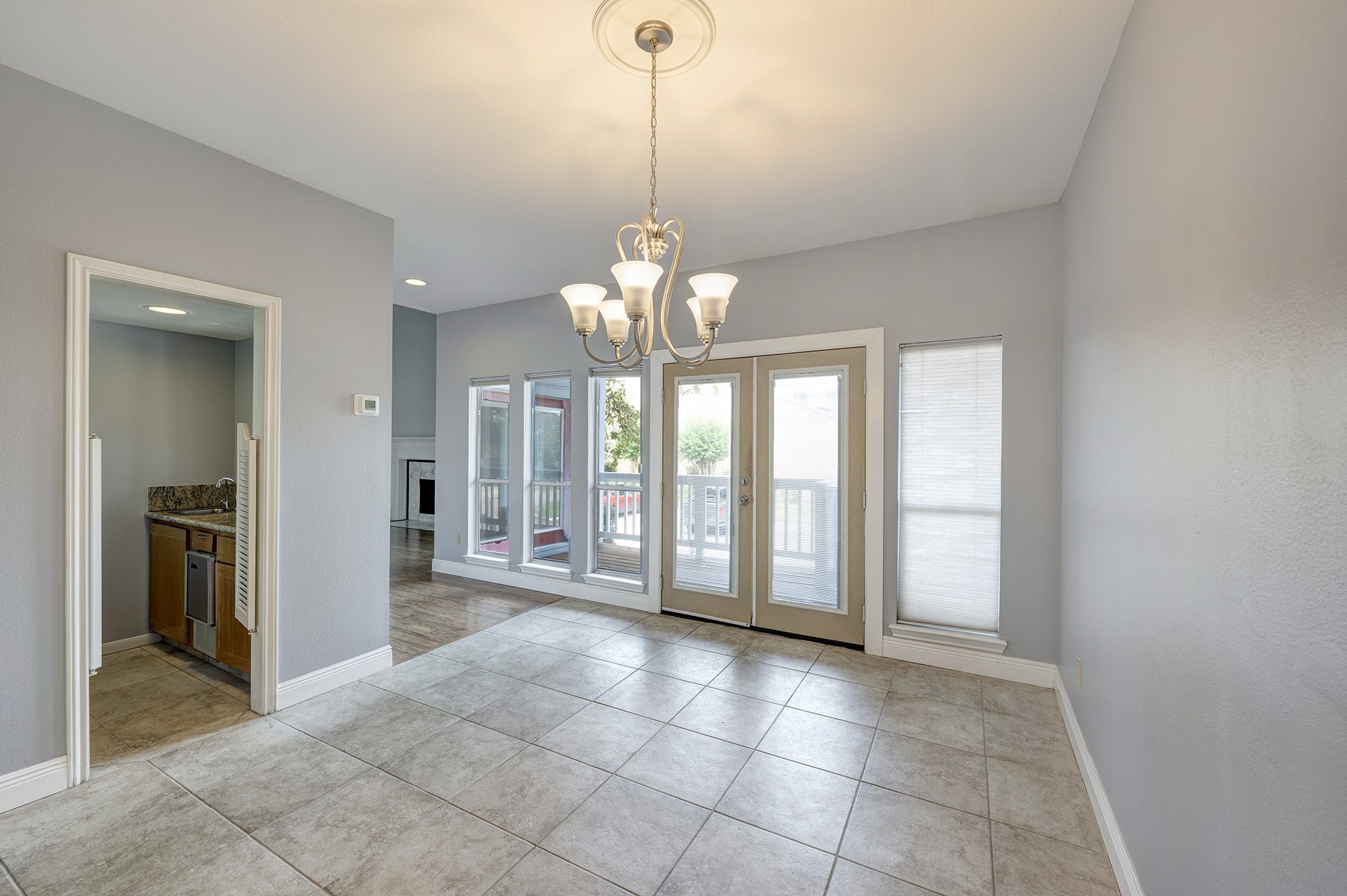 2601 South Broadway Street, Unit 29 La Porte, TX 77571 - Photo 22 of 37 Dining Room & wet bar