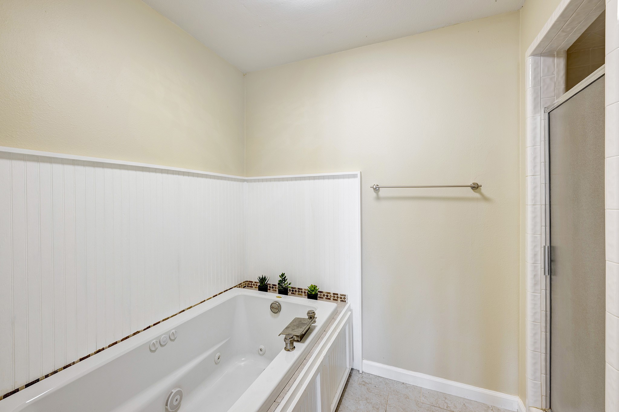 2601 South Broadway Street, Unit 29 La Porte, TX 77571 - Photo 34 of 37 Large Jazuzzi bath tub & separate shower & private toilet