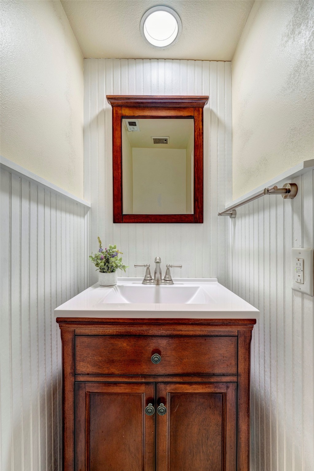 2601 South Broadway Street, Unit 29 La Porte, TX 77571 - Photo 8 of 37 1st Floor Powder Room