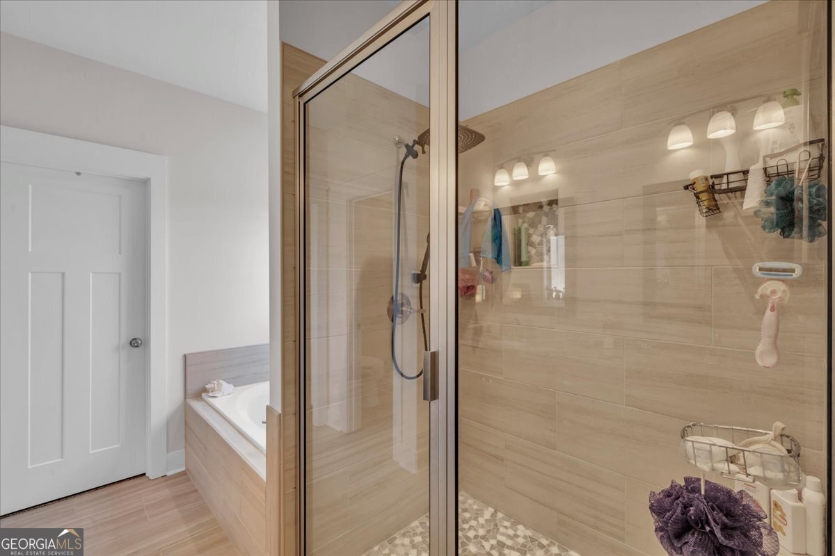 424 Rustic Live Oak Trail Bonaire, GA 31005 - Photo 23 of 51 a bathroom with a shower and a tub