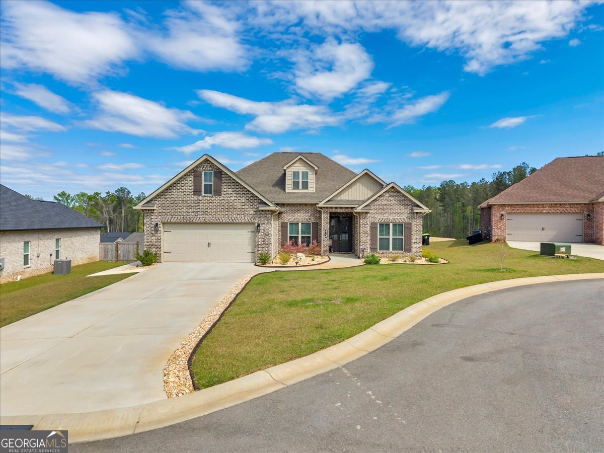 424 Rustic Live Oak Trail Bonaire, GA 31005 - Photo 40 of 51 a front view of a house with garden