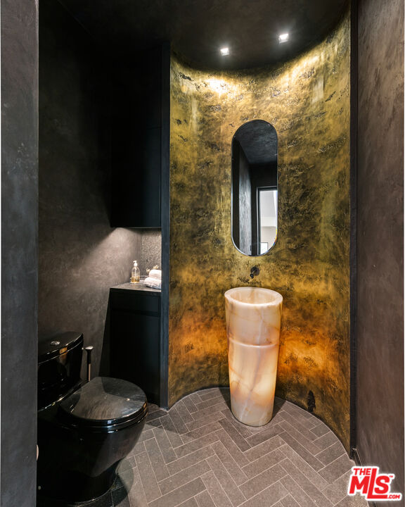 145 Channel Pointe Mall Marina del Rey, CA 90292 - Photo 24 of 75 a bathroom with a toilet