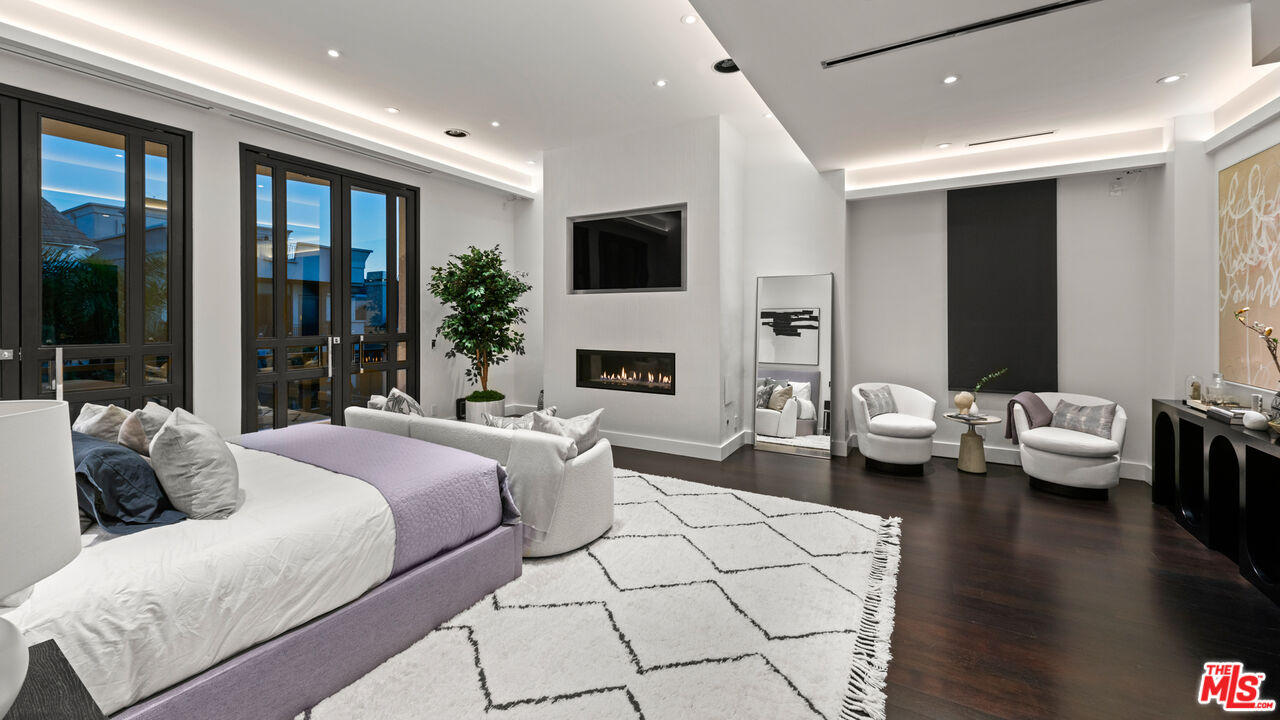 145 Channel Pointe Mall Marina del Rey, CA 90292 - Photo 27 of 75 a bedroom with a bed couch and a large window
