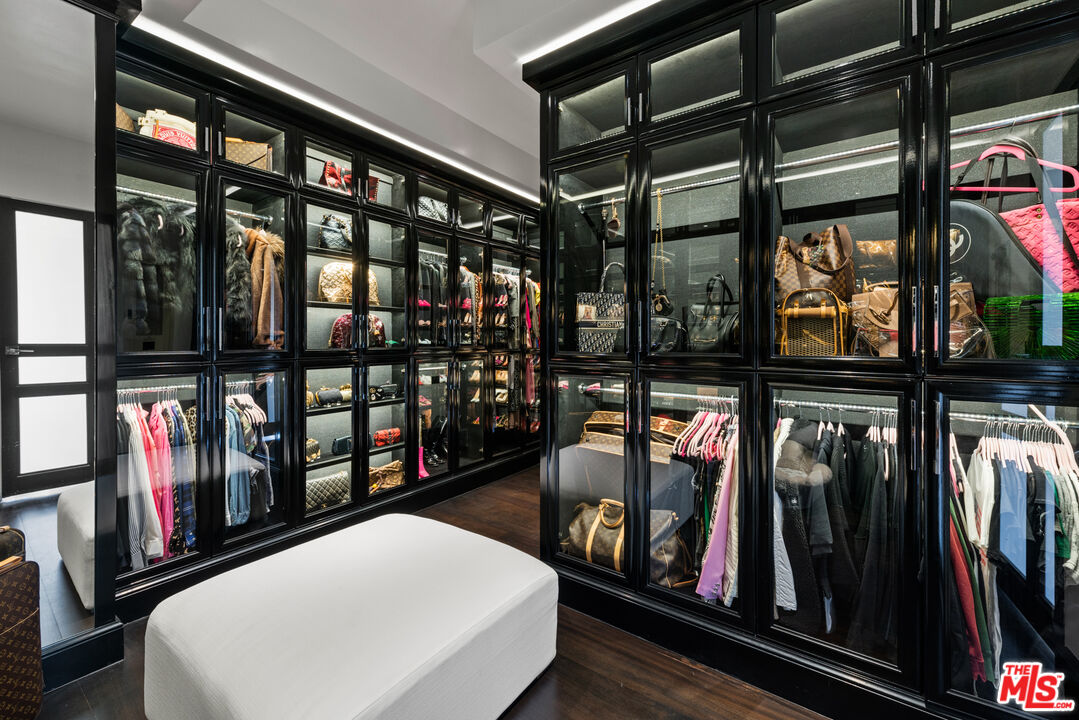 145 Channel Pointe Mall Marina del Rey, CA 90292 - Photo 34 of 75 a view of a interior of the house