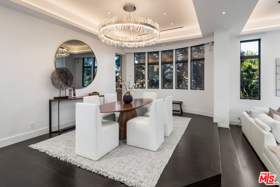 145 Channel Pointe Mall Marina del Rey, CA 90292 - Photo 10 of 75 a dining room with furniture and window