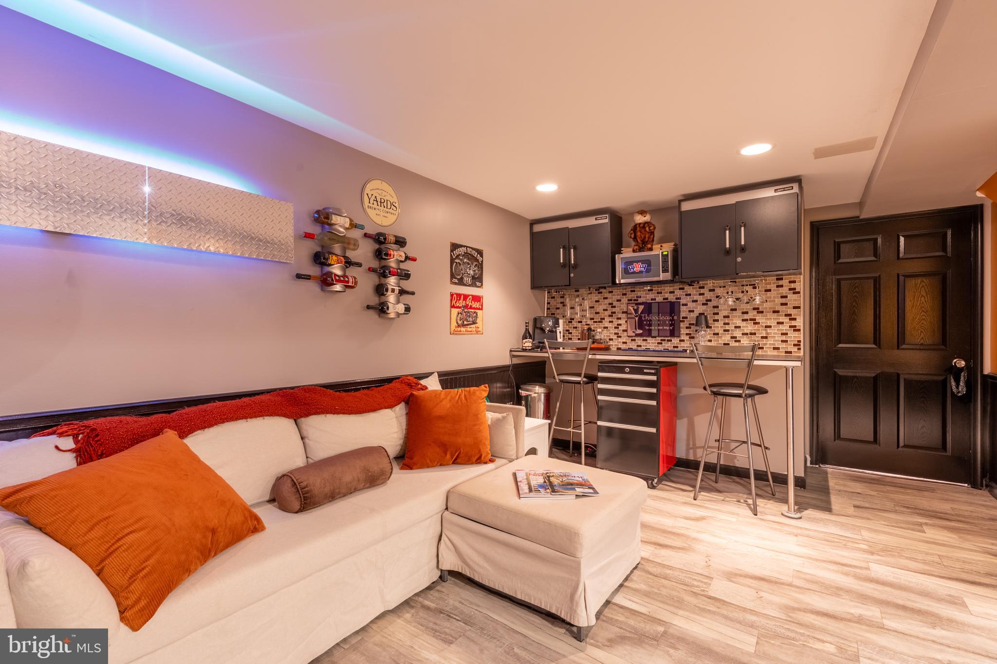3 Heatherstone Way Hockessin, DE 19707 - Photo 21 of 29 a living room with furniture and kitchen view