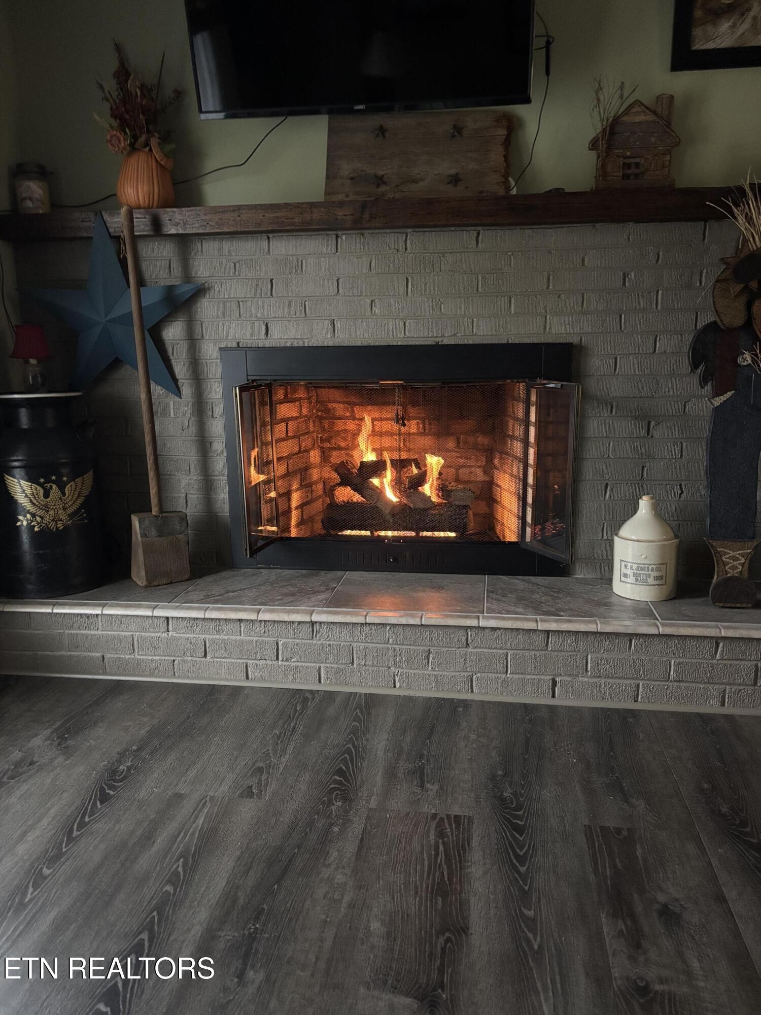 651 Hines Valley Road Lenoir City, TN 37771 - Photo 9 of 44 a living room with a fireplace